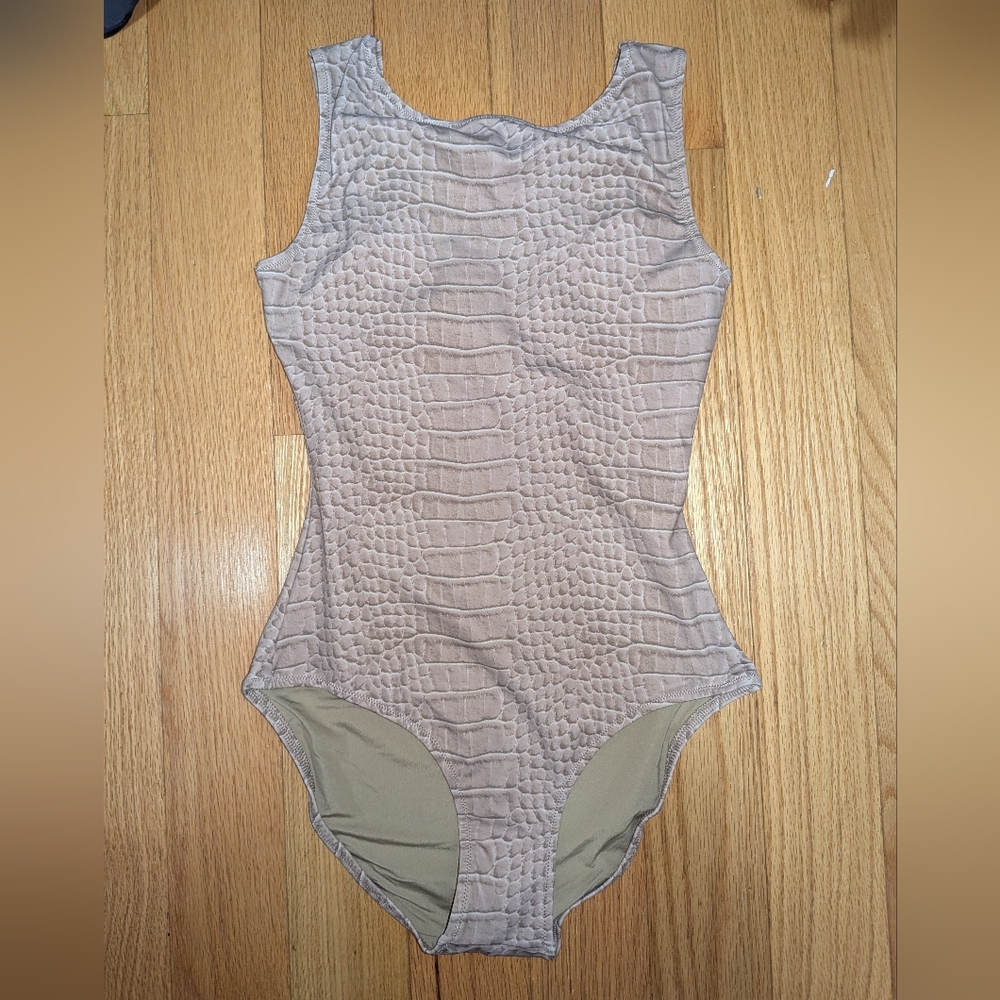 B5. NWT SKIMS SIGNATURE SWIM HIGH NECK ONE PIECE IN DUNE CROCODILE PRINT - Picture 7 of 9